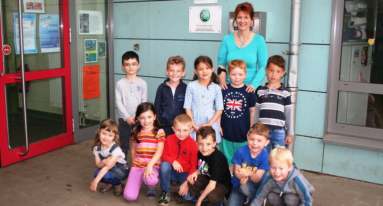 Kinder aus Koslar Hand in Hand mit den Pokalfinalistinnen