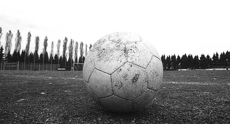 Zeichen gegen Gewalt: Deutscher Fußball trauert um verstorbenen Jugendspieler